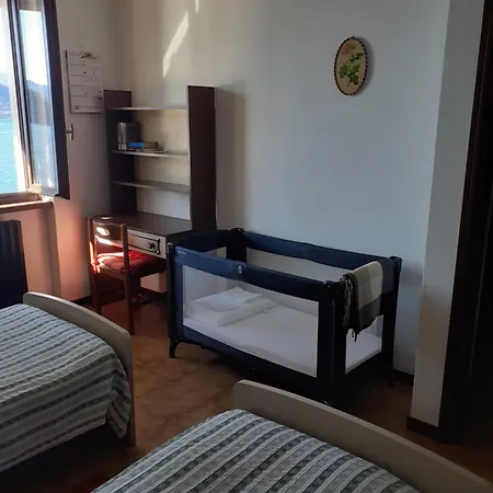 Casa In Riva Al Варенна