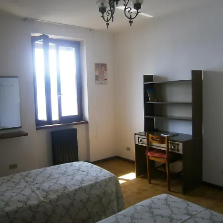 Casa In Riva Al Варенна